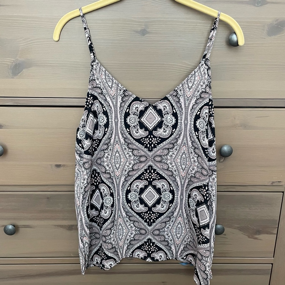 AQUA Capsule Paisley V-Neck Top Size Large